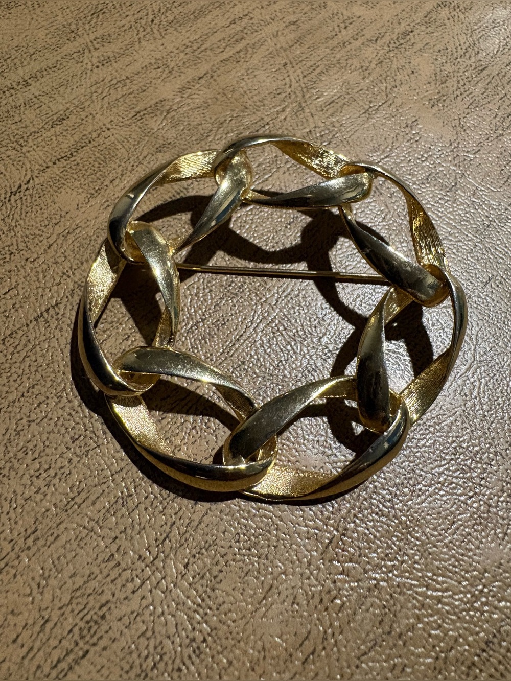 Vintage Gold-Tone Linked Circle Brooch - Elegant Women Accessories